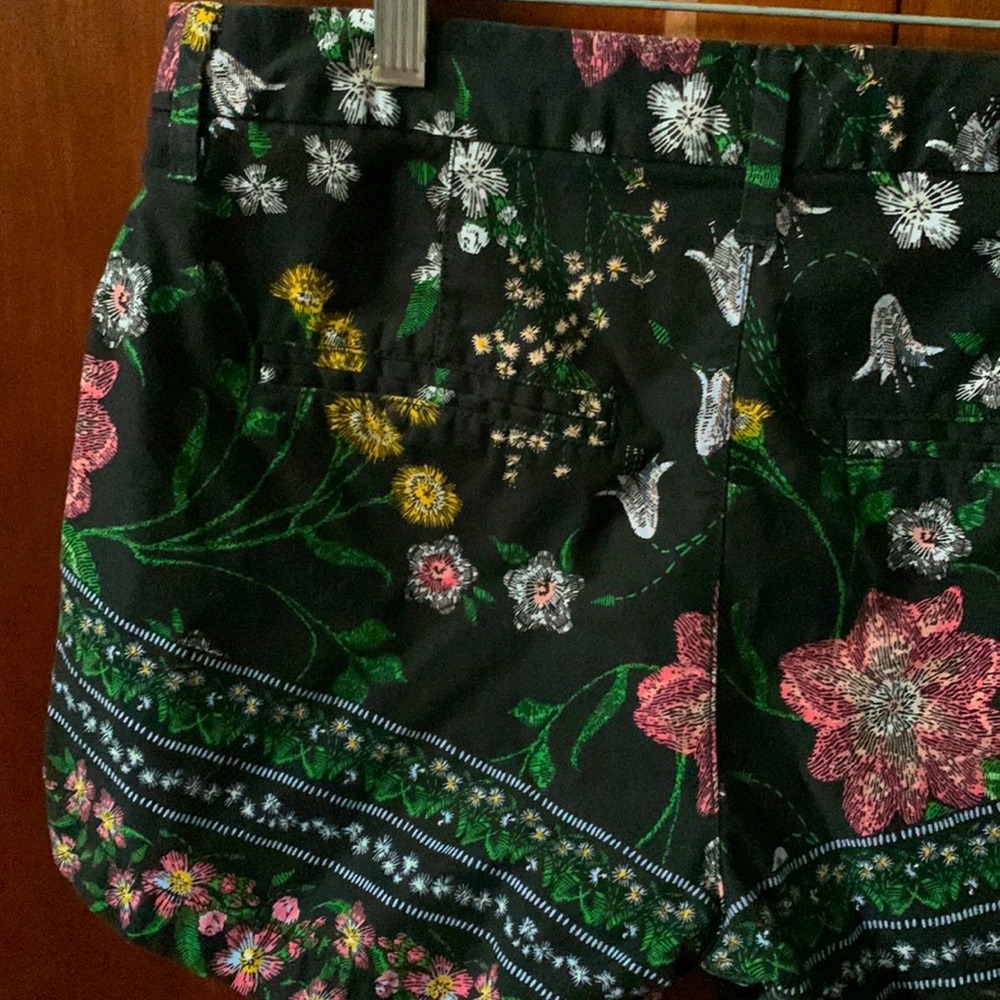 Pretty black floral everyday shorts size 4 - Picture 6 of 9